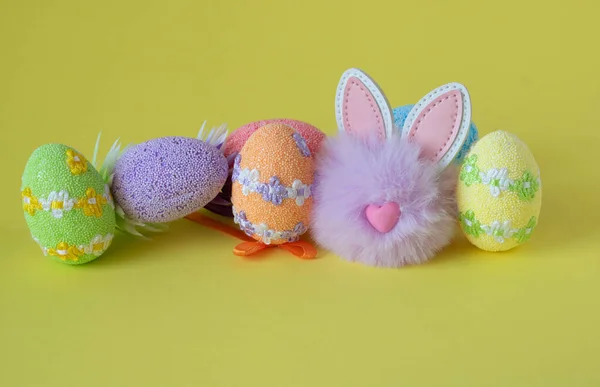 Красочные Пасхальные Яйца Милый Пушистый Лиловый Игрушечный Кролик Желтом Фоне — стоковое фото