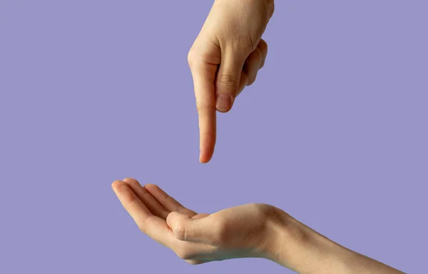 Zbliżenie Kobiecych Rąk Widok Boku Podniesioną Dłonią Druga Ręka Wskazuje — Zdjęcie stockowe