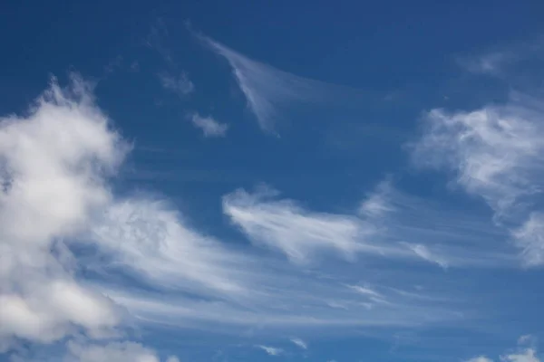 Schöner Himmelshintergrund Ungewöhnliche Zirruswolken Blauen Himmel — Stockfoto