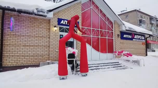 ロシア リビンスク 2022年2月 薬局の近くで赤いインフレータブル男が踊る — ストック動画