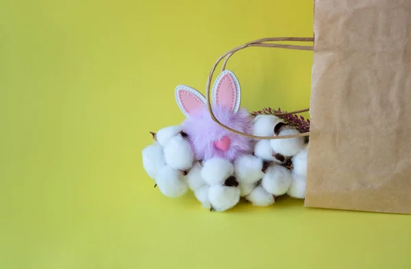 Органический Экологически Чистый Бумажный Пакет Цветами Хлопка Милым Сиреневым Кроликом — стоковое фото