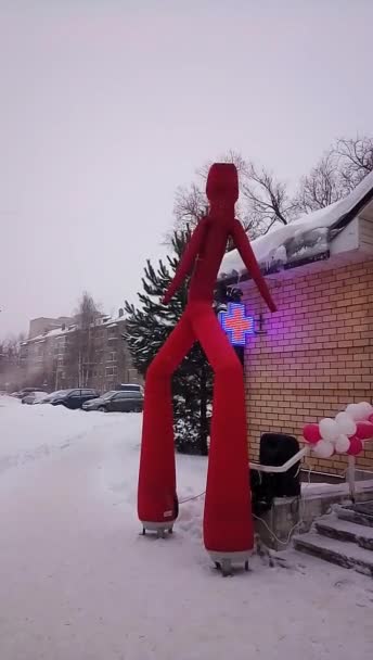 Russia Rybinsk February 2022 Red Inflatable Man Dances Pharmacy Attracting — Stock Video