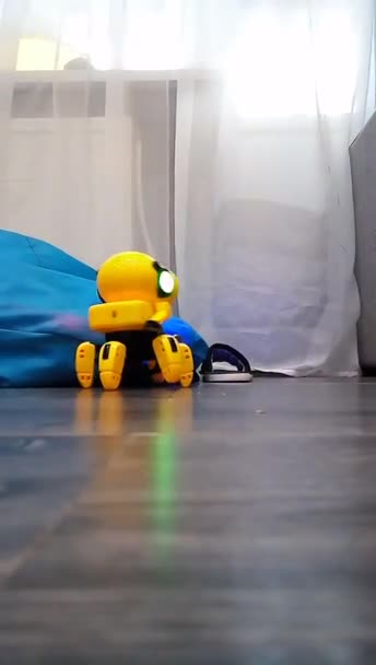 Robot Jaune Dansant Dansant Dans Chambre Des Enfants — Video