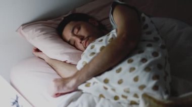 Evdeki yatak odasında uyuyan Asyalı adamın fotoğrafını çek..