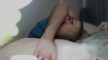 Evdeki yatak odasında uyuyan Asyalı adama yaklaş..