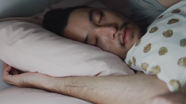 Evdeki Yatak Odasında Uyuyan Asyalı Adamın Fotoğrafını Çek — Stok video