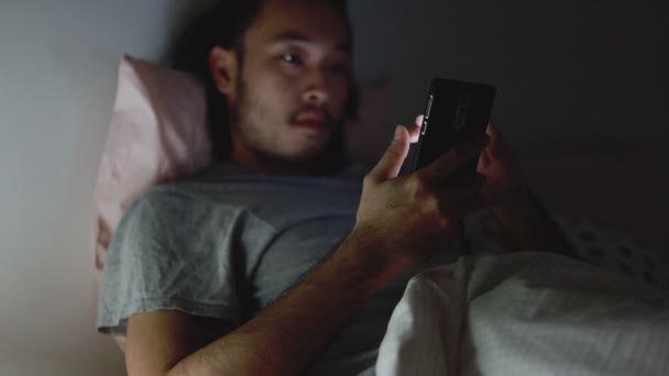 Jovens Homens Asiáticos Usando Smartphone Navegando Web Percorra Feed Mídia — Vídeo de Stock