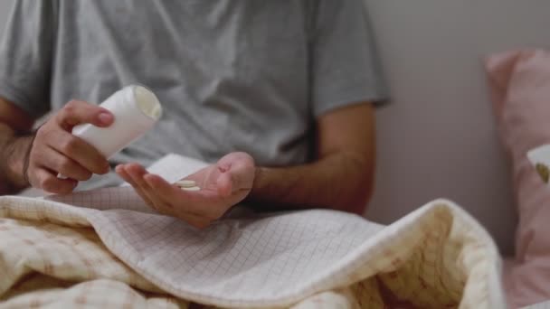 Asiatischer Mann Nimmt Tabletten Die Handfläche Während Hause Schlafzimmer Liegt — Stockvideo