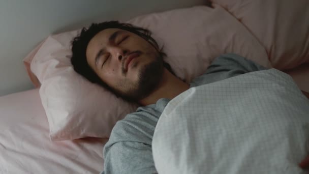 Durmiendo Asiático Hombre Malo Soñando Ansioso Dormitorio Casa — Vídeos de Stock