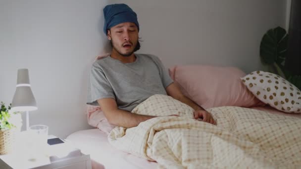 Aziatische Man Hoest Ziek Terwijl Slaapkamer Thuis Gezondheid Gezondheidszorg Voor — Stockvideo
