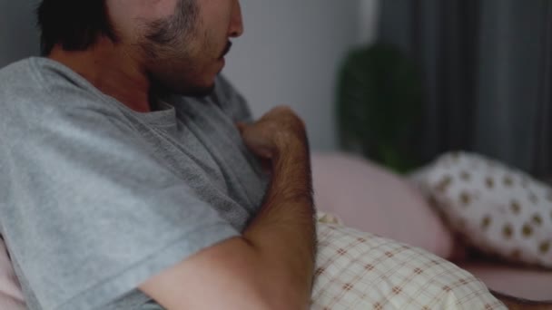 Asiatischer Mann Mit Kältekontrolle Mit Thermometer Schlafzimmer Hause — Stockvideo