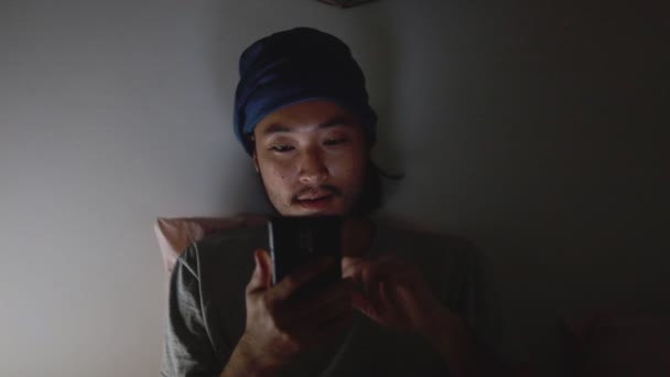 Bărbat Asiatic Atractiv Care Folosește Telefon Mobil Timp Stă Pat — Videoclip de stoc