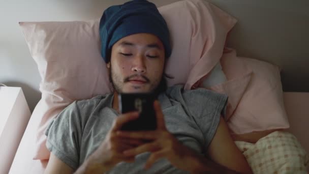 Feche Belo Homem Asiático Usando Telefone Celular Enquanto Estava Deitado — Vídeo de Stock