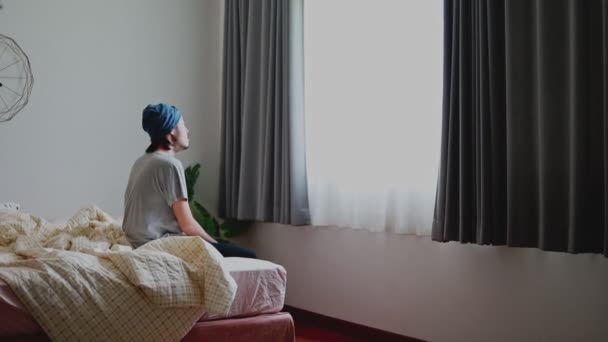 Bărbat Asiatic Atractiv Trezește Întinde Timp Stă Pat Dormitor Soarele — Videoclip de stoc