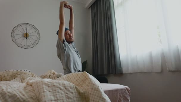 Нахабний Азіатський Чоловік Повільно Прокидається Встає Ліжка Щоб Відкрити Штори — стокове відео