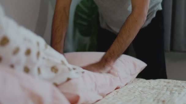 Close Handen Aziatische Man Touch Bedsprei Regelt Kussens Het Wakker — Stockvideo