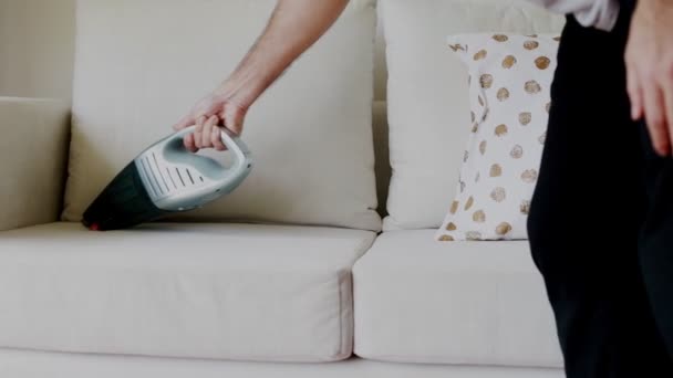 Close Handen Aziatische Man Schoonmaken Sofa Met Een Stofzuiger Woonkamer — Stockvideo