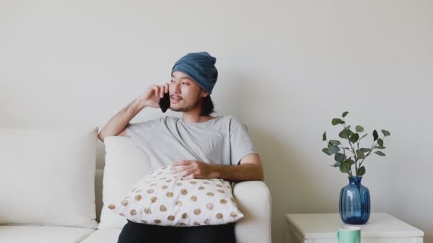 Çekici Bir Adamı Evdeki Oturma Odasında Kanepede Otururken Telefonla Konuşur — Stok video