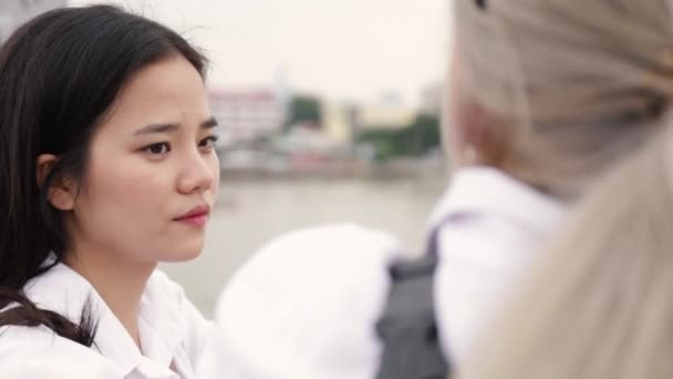 Азійська Лесбійська Пара Розмовляє Стоячи Мосту Прекрасні Азіатські Жінки Подорожують — стокове відео
