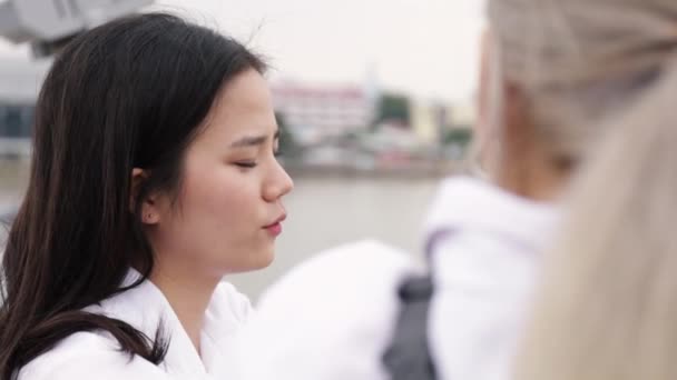 站在桥上聊天的亚洲女同性恋夫妇 — 图库视频影像