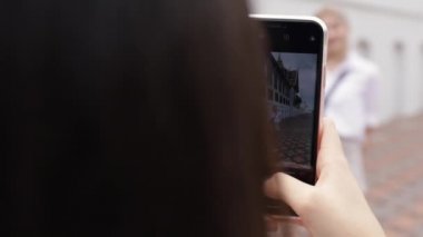 Akıllı telefonlar kullanarak fotoğraf çeken Asyalı lezbiyen çifti kapatın. Güzel Asyalı kadınlar bir arkadaşının tatil yaşam tarzıyla seyahat ediyorlar..