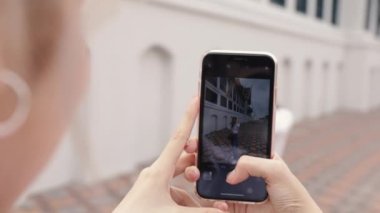 Fotoğraf çeken Asyalı lezbiyen çift ellerini kapatsın. Güzel Asyalı kadınlar bir arkadaşının tatil yaşam tarzıyla seyahat ediyorlar..