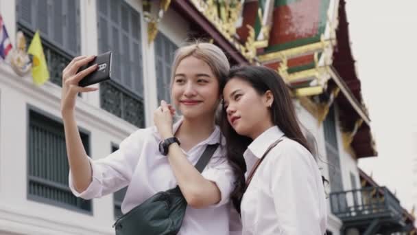 Sonriendo Pareja Lesbiana Asiática Usando Teléfonos Inteligentes Tomando Selfies Una — Vídeos de Stock