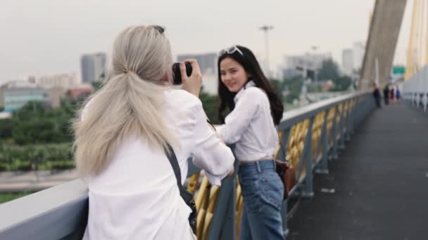 亚洲的同性恋夫妇喜欢用摄像机拍照旅行 两个年轻貌美的女人在度假时间玩得很开心 — 图库视频影像