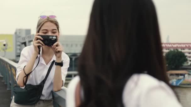 Asiatiska Lesbiska Par Njuter Att Resa Med Filmkamera Och Ett — Stockvideo