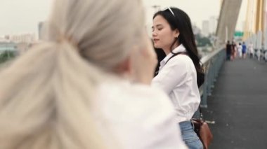 Asyalı lezbiyen çiftler fotoğraf makinesiyle seyahat etmekten zevk alıyorlar. Tatilde eğlenen iki güzel genç kadın..