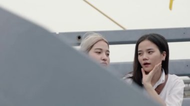 Tayland 'da seyahat eden iki Asyalı lezbiyen çift. Tatilde eğlenen güzel genç kadınlar. LGBT kavramı.