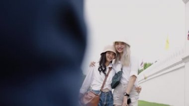 Tayland 'da seyahat eden iki Asyalı lezbiyen çift. Tatilde eğlenen güzel genç kadınlar. LGBT kavramı.