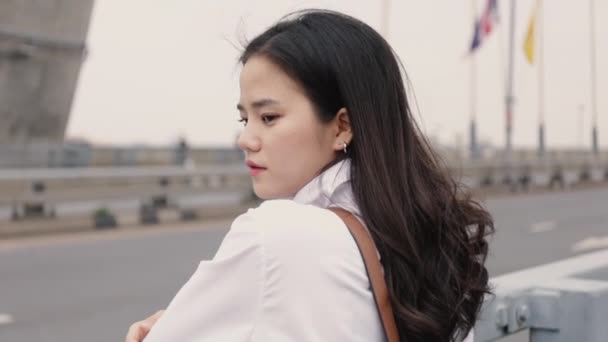 Portrét Krásná Asijská Žena Úsměvem Při Pohledu Kameru Zatímco Stojí — Stock video