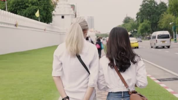 Vista Trasera Pareja Lesbiana Asiática Disfrutando Viajar Tailandia Divertirse Durante — Vídeo de stock