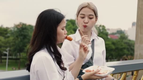 Asiática Lesbiana Pareja Disfrutando Viajar Tailandia Comer Albóndigas Divertirse Durante — Vídeos de Stock