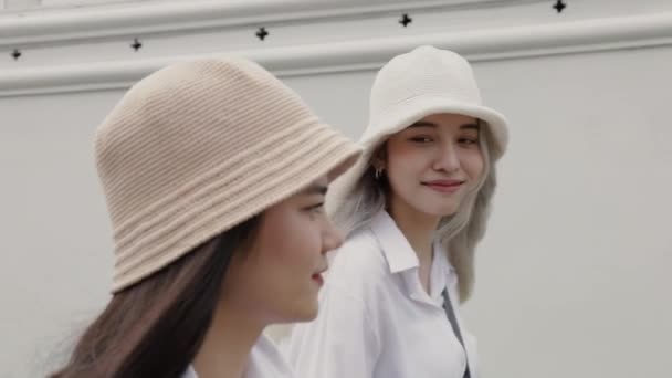 タイでの旅行を楽しんでいる2人の女の子アジアのレズビアンカップル 休暇中に楽しんでいる美しい若い女性 Lgbtの概念 — ストック動画