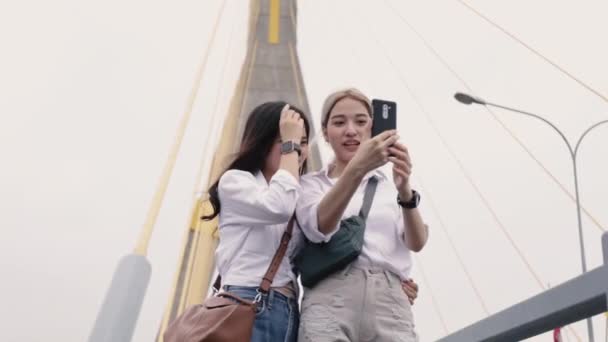 Heureux Couples Lesbiennes Asiatiques Selfie Chat Vidéo Avec Des Amis — Video