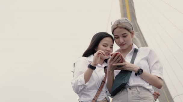 Couples Lesbiennes Asiatiques Utilisant Des Smartphones Naviguant Sur Site Tout — Video