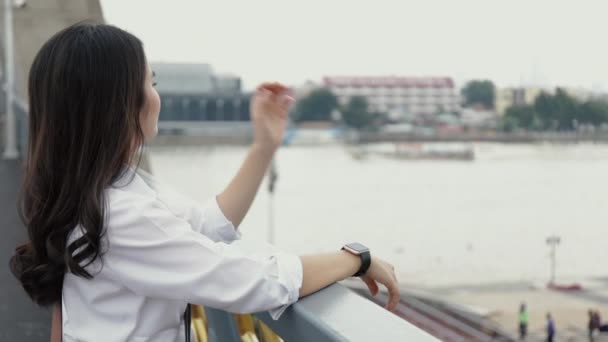 Portrét Atraktivní Mladé Asijské Ženy Při Pohledu Řeku Když Stojí — Stock video