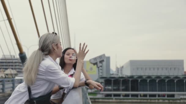 Asiatique Lesbiennes Couples Jouer Savon Bulles Tandis Que Debout Sur — Video