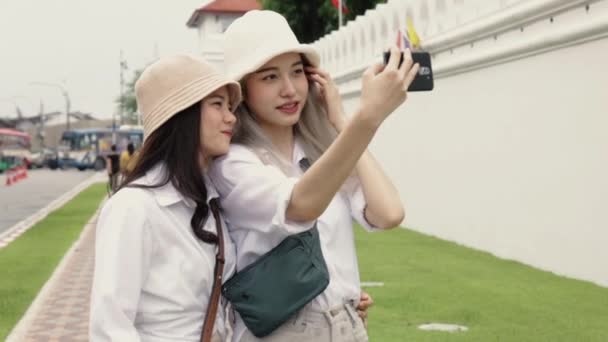 Щасливі Азіатські Лесбійські Пари Віддають Перевагу Відеобесіді Друзями Які Подорожують — стокове відео