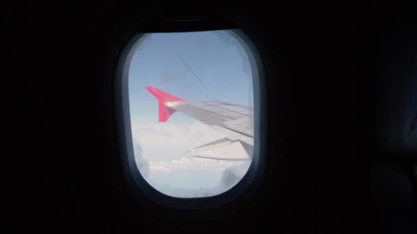 Letadlo Okno Pohled Krásný Mrak Křídlo Pěknou Modrou Oblohou — Stock video