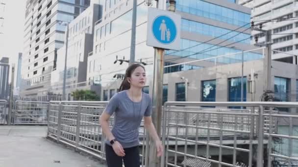 Belle Jeune Athlète Asiatique Qui Court Sur Ville Entraînement Cardio — Video