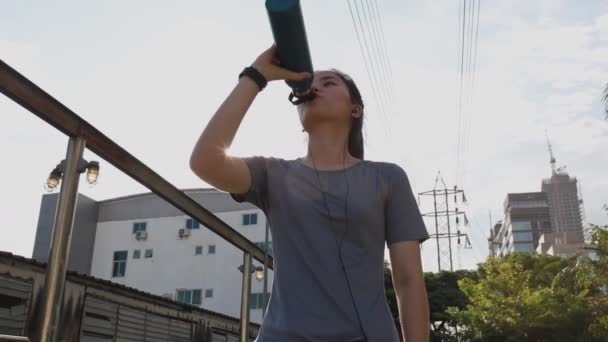 Les Jeunes Coureuses Boivent Eau Après Avoir Fait Jogging Plein — Video