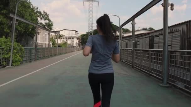 Jolie Jeune Athlète Asiatique Qui Court Sur Ville Entraînement Cardio — Video