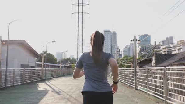 Atleet Jonge Aziatische Vrouw Stretching Voordat Lopen Straat Stad Workout — Stockvideo