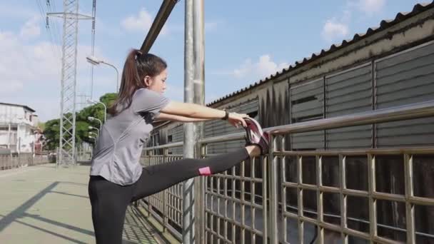 Atractiva Mujer Asiática Atlética Caucásica Estirándose Calentándose Antes Correr Usar — Vídeo de stock