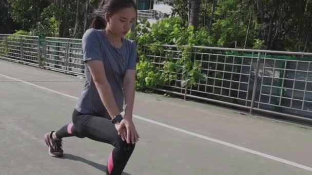Sokakta Koşuya Çıkmadan Önce Bacaklarını Esneten Isınan Çekici Genç Asyalı — Stok video