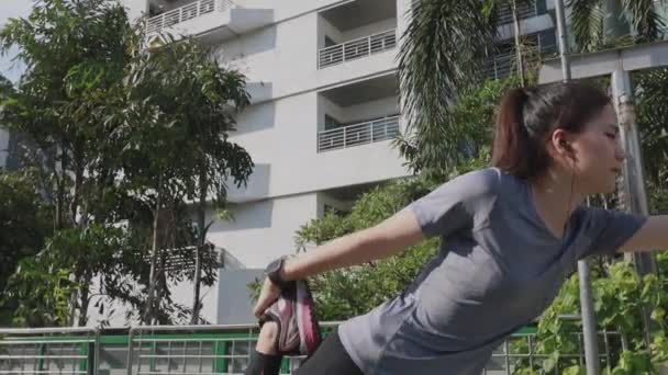 Idrottare Ung Asiatisk Kvinna Stretching Ben Och Uppvärmning Innan Kör — Stockvideo