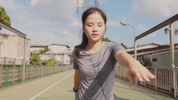 Athlète Jeune Femme Asiatique Étirant Les Jambes Réchauffant Avant Courir — Video